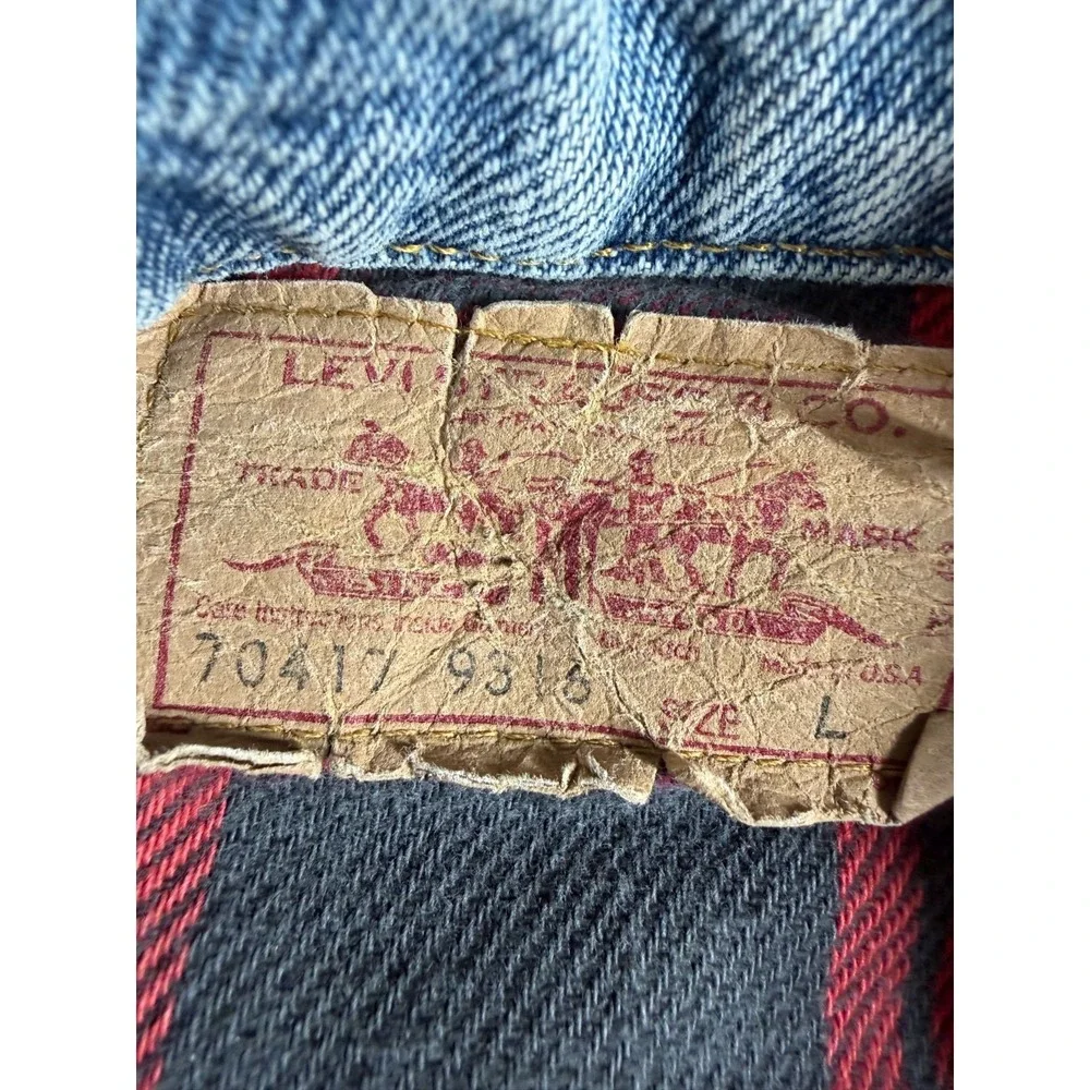 Vtg Levi's 70417-9316 Denim Trucker Jacket Lined Red Plaid Made in USA Men's L